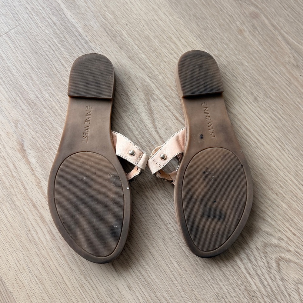 Nine West Tan Nude Leather Thong Sandals with Silver Bamboo Ring 7.5 - Picture 2 of 2